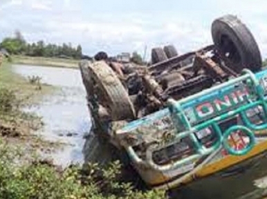 Truck topples and leaves 3 dead in Bangladesh